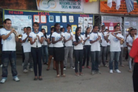 Chegada na praça, hino nacional pela Filarmônica